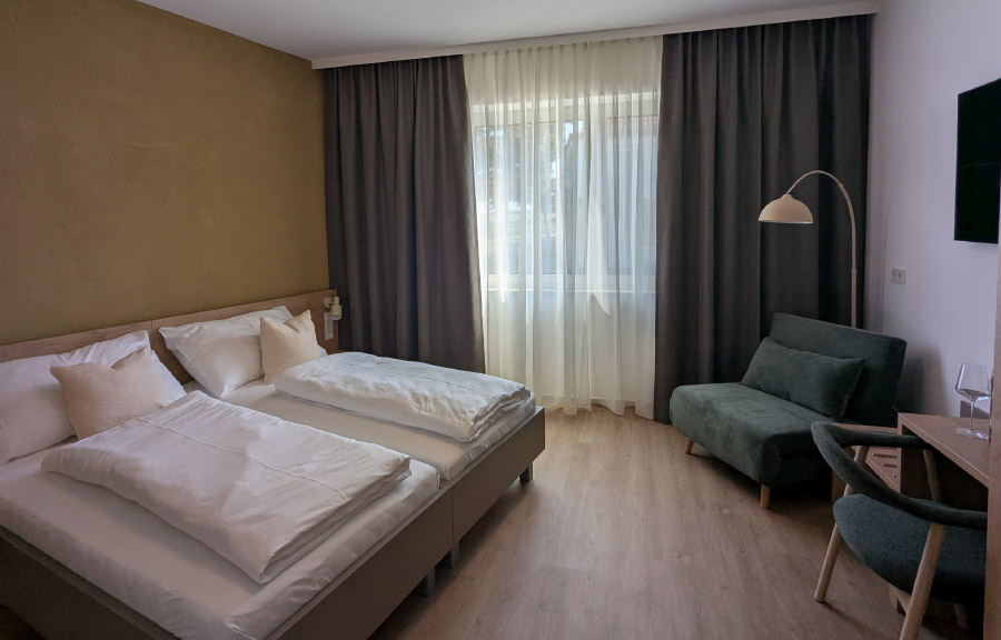 Schöne Innenansicht eines Gästezimmers